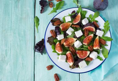 incir, beyaz peynir, rucola ve pekan fındık salata