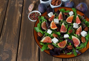 incir, beyaz peynir, rucola ve pekan fındık salata