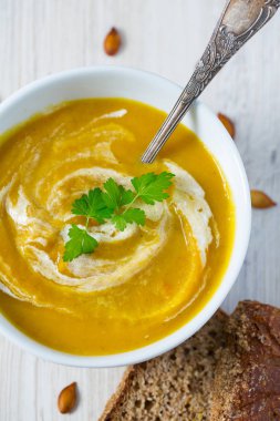 Tahta yüzeyde kabak çorbası