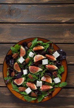 incir, beyaz peynir, rucola ve pekan fındık salata