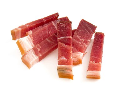 İtalyan speck üzerinde beyaz izole