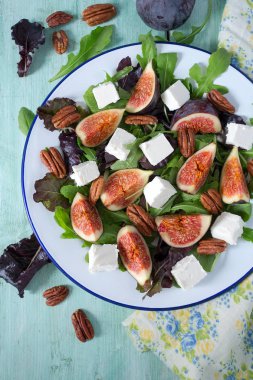 incir, beyaz peynir, rucola ve pekan fındık salata