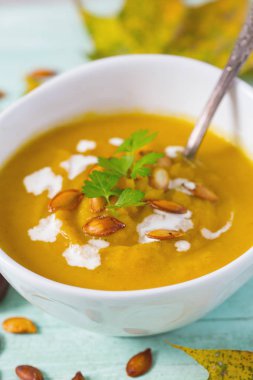 Tahta yüzeyde kabak çorbası