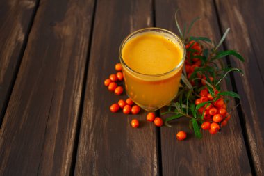 Deniz cehri çay ahşap yüzey üzerinde