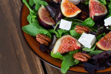 incir, beyaz peynir, rucola ve pekan fındık salata