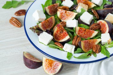 incir, beyaz peynir, rucola ve pekan fındık salata