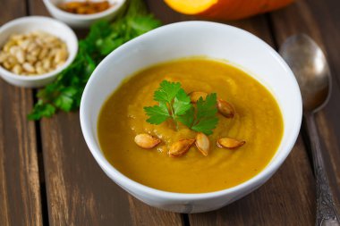 Tahta yüzeyde kabak çorbası