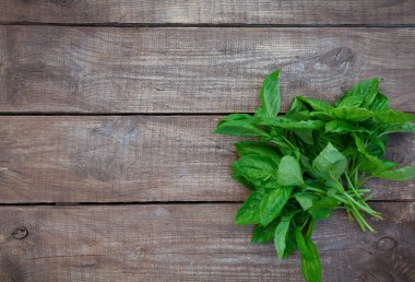 Tahta yüzeyde bir demet fesleğen