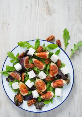 incir, beyaz peynir, rucola ve pekan fındık salata