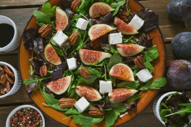 incir, beyaz peynir, rucola ve pekan fındık salata