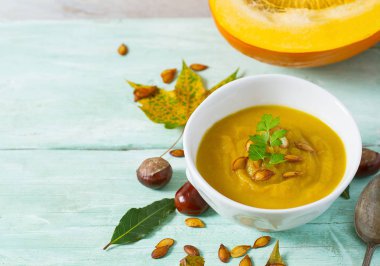 Tahta yüzeyde kabak çorbası