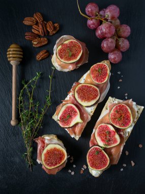 Peynirli, jambonlu ve incirli ekmek.