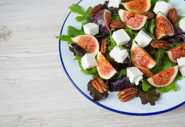 incir, beyaz peynir, rucola ve pekan fındık salata