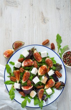 incir, beyaz peynir, rucola ve pekan fındık salata