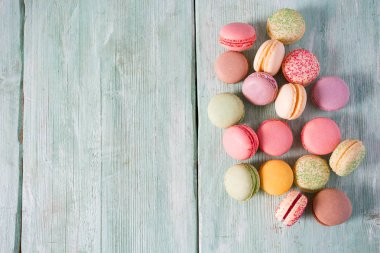 Turkuaz yüzeyi renkli macaroons