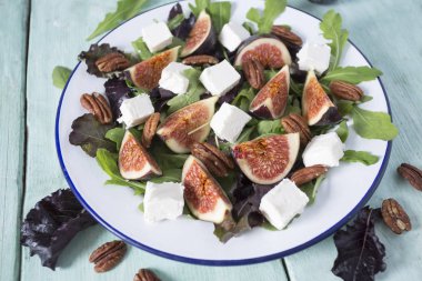 incir, beyaz peynir, rucola ve pekan fındık salata