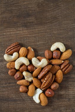 Ahşap yüzey üzerinde karışık Kuruyemiş