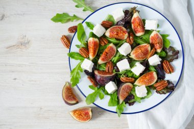 incir, beyaz peynir, rucola ve pekan fındık salata
