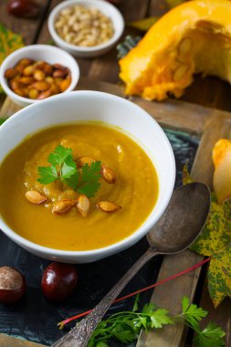 Tahta yüzeyde kabak çorbası