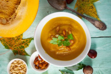 Tahta yüzeyde kabak çorbası