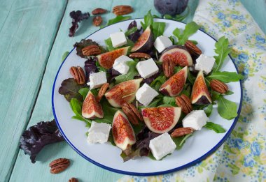 incir, beyaz peynir, rucola ve pekan fındık salata