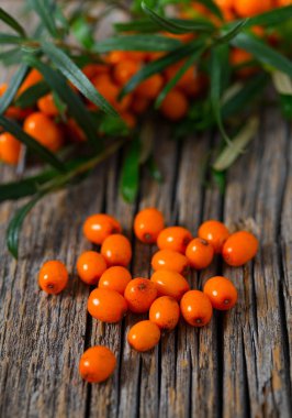 Deniz cehri çilek ahşap yüzey üzerinde