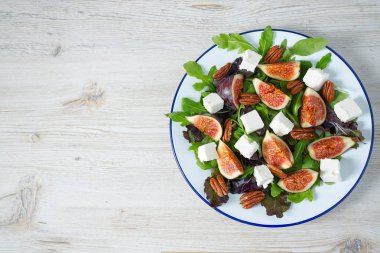 incir, beyaz peynir, rucola ve pekan fındık salata