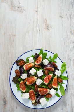 incir, beyaz peynir, rucola ve pekan fındık salata
