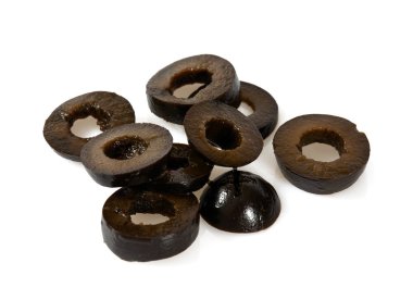 Beyaz arkaplanda siyah zeytinler