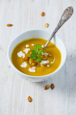 Tahta yüzeyde kabak çorbası