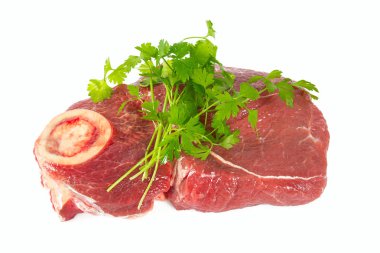 Beyaz arka plan üzerinde izole taze çiğ biftek