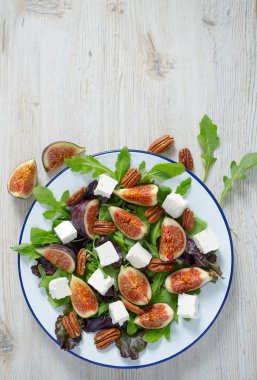 incir, beyaz peynir, rucola ve pekan fındık salata