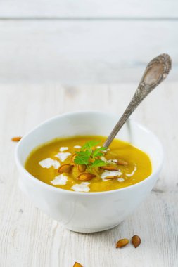 Tahta yüzeyde kabak çorbası