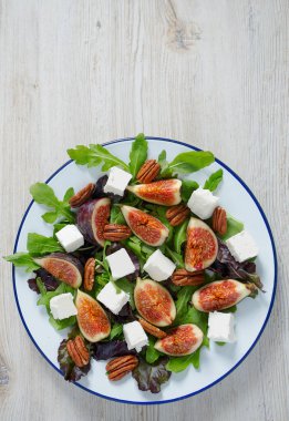 incir, beyaz peynir, rucola ve pekan fındık salata