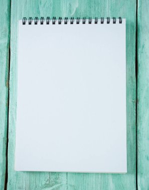 ahşap yüzey üzerinde boş defter