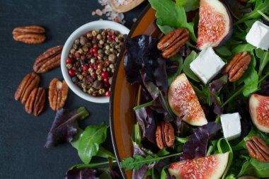 incir, beyaz peynir, rucola ve pekan fındık salata 