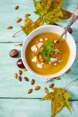 Tahta yüzeyde kabak çorbası