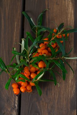 Deniz cehri çilek ahşap yüzey üzerinde