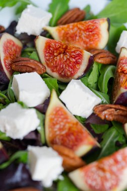 incir, beyaz peynir, rucola ve pekan fındık salata