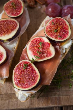 Peynirli, jambonlu ve incirli ekmek.