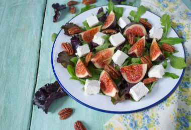 incir, beyaz peynir, rucola ve pekan fındık salata