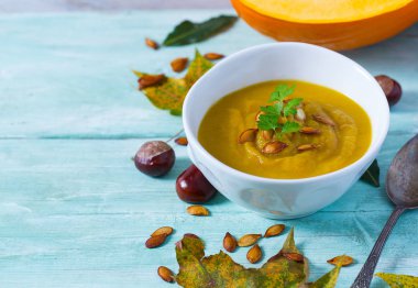 Tahta yüzeyde kabak çorbası