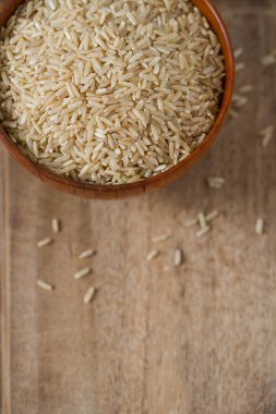 Kahverengi pirinç bir kase üzerinde ahşap  