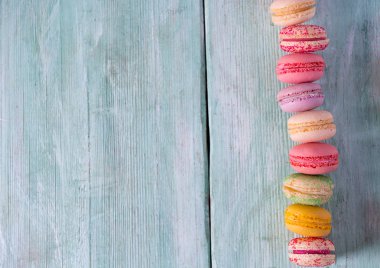 Turkuaz yüzeyi renkli macaroons
