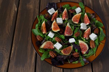 incir, beyaz peynir, rucola ve pekan fındık salata