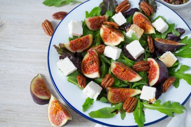 incir, beyaz peynir, rucola ve pekan fındık salata