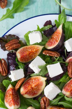 incir, beyaz peynir, rucola ve pekan fındık salata