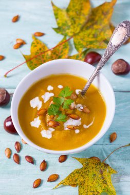 Tahta yüzeyde kabak çorbası