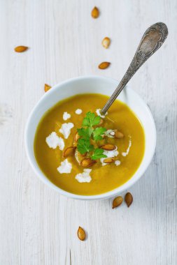 Tahta yüzeyde kabak çorbası