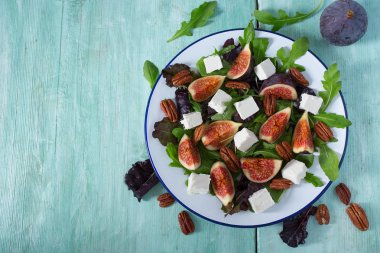 incir, beyaz peynir, rucola ve pekan fındık salata